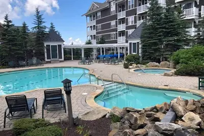 Image de King Bed Slope Side Retreat in Village Central