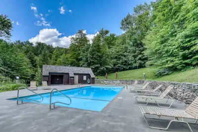 Image de Fantastic wooded escape with shared pool and sports courts, fast WiFi & deck