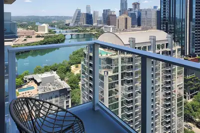 Image de Brand-new Rainey St. corner condo with lake-view balcony - gym & rooftop pool