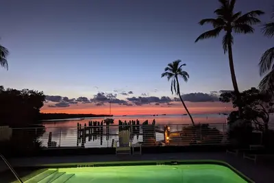 New Home w/2 Pools, King beds~Dock~Kayaks~Ev chrgr