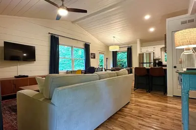 Image de Cashiers Cottage - central location, 5 min to downtown, dog-friendly