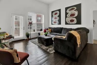 Image de 2br Spacious Apt just minutes from Tons of downtown sites!