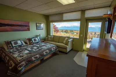 Image de Kindness Room – Good Karma Inn – Bed and Breakfast in Homer, Alaska