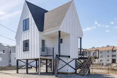Unique new 2-bedroom home at the beach