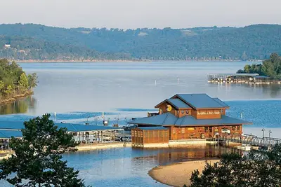Image de 1350 Sq ft combined lodge located on Table Rock Lake.