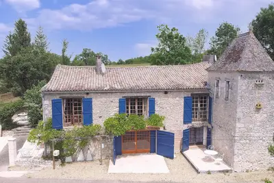 Image de 16th Century hunting lodge with modern pool