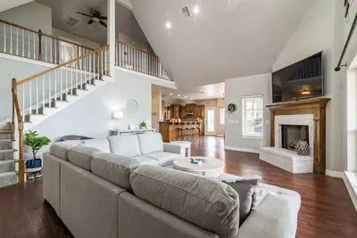 Image de Stunning Skiatook Lake Three Story Getaway