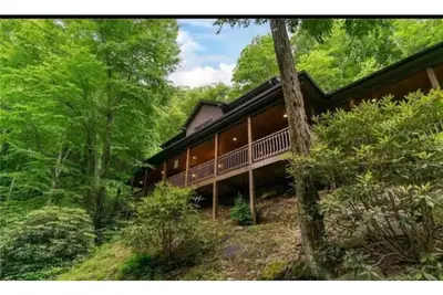 Image de Asheville Mountain side Cabin: Large Porch - HotTub - Cascades - 7 Wooded Acres!