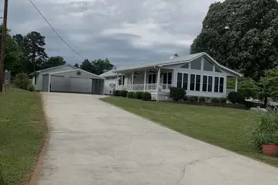 Image de Newly Remodeled Home across the road from Weiss Lake