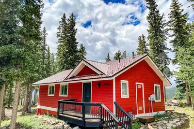 Image de Perfect for Couples, Beautiful Views & Decks, Fireplace - Crimson Cabin
