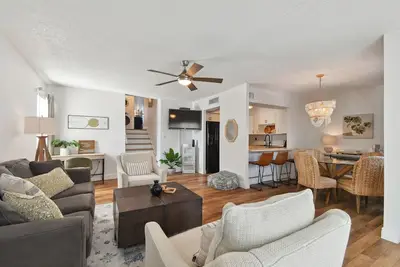 Image de Renovated Resort-Style Condo: walk to beach, waterfront pool, pickleball, dining