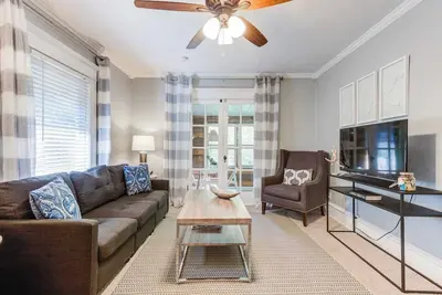 Image de 2-Bedroom Near the Plaza & Scenic Park 14