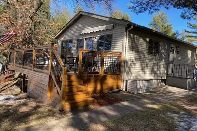Image de Beautiful views / Private Beach / Clean & comfortable cabin!