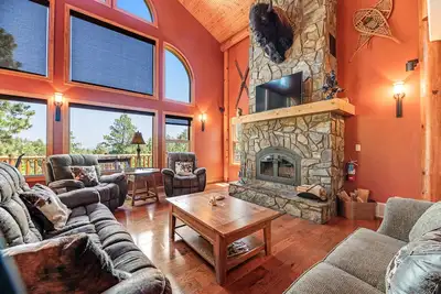 Image de 3-story home with private hot tub, wood fireplace, gas grill, and washer/dryer