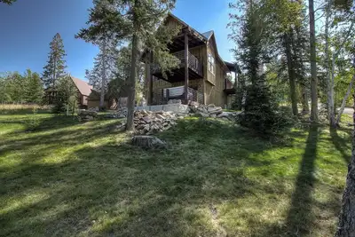 Image de Woodland lodge 1/4 mile from Terry Peak with private hot tub, firepit, fireplace
