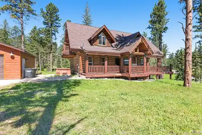 Image de Log cabin with private hot tub, fireplaces, decks & game room - near golf course