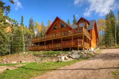 Image de Custom log lodge with private hot tub, gorgeous decks, game room & fireplaces