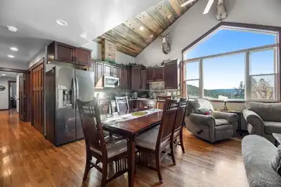 Image de Fantastic and secluded house with two lofts, balcony, & swing set - near hiking