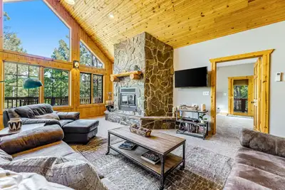 Image de Rustic home with private hot tub, wrap-around deck, jetted tub, wood fireplace