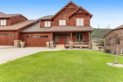 Image de Spacious 3-story home w/private hot tub, pool table, firepit, electric fireplace
