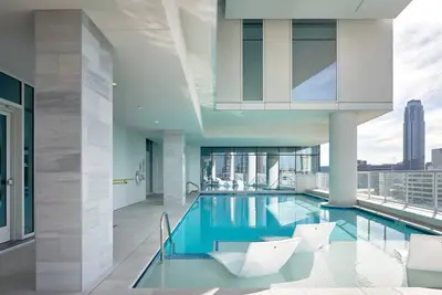 Image de Luxury 3 Bedroom Apartment! Only 5 minutes from Galleria Mall.