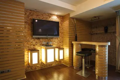 Image de Appartement 2 chambres avec services hôteliers, baignoire et piscine partagée, situé en centre-ville.