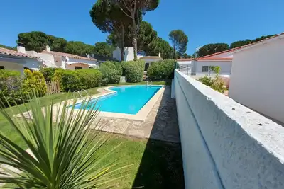 Image de Maison typique sous les pins avec piscine et wifi.