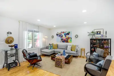 Image de Modern Home w\/ Hot Tub & Deck in Asheville!