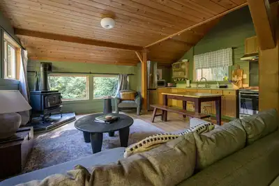 Image de Elegant Rustic Retreat I Hot Tub I Fireplace I Bbq