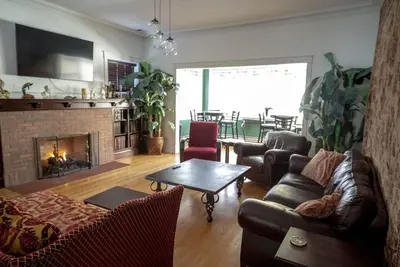 Image de Chicago Bootlegger House Sleeps 11-22 with 3 parking spots