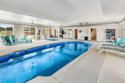 Image de Deluxe spacious home w/private indoor pool, 2 hot tubs, game room, fireplaces