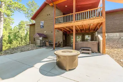Image de Brand new home w/private hot tub, foosball table, 2 gas fireplaces, & gas grill