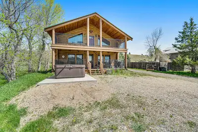 Image de Classic home w/loft, private hot tub, 2 fireplaces, gas grill, W/D, large deck
