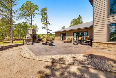 Image de Huge home w/private hot tub, rec room, gas fireplace, firepit, grill, 2 kitchens
