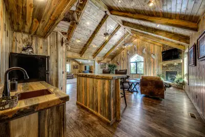 Image de Mountain stunner w/spacious deck, gas grill, game room, gas fireplace, views