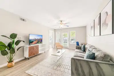 Image de Bright 2br King Suite w Gym&Pool close to Downtown