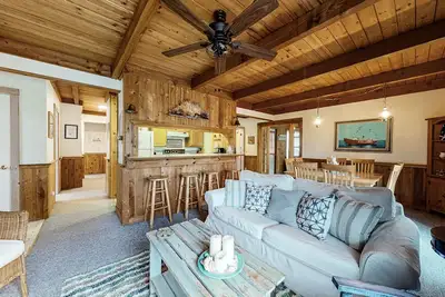 Image de Dog friendly home by river with WiFi, hot tub, fireplace, washer/dryer