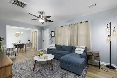 Image de Lovely Modern 3 Bedroom bungalow l 3 King size beds