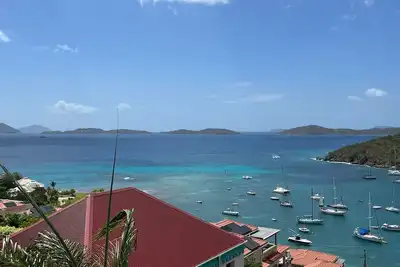 Image de Gorgeous ocean view penthouse/No shared walls/Quick walk to Cruz Bay/Pool! !