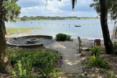 Image de Beautiful Lakefront Home