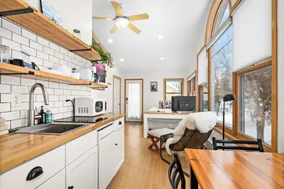 Image de Sun-Drenched Waterfront Studio