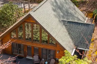 Image de Wuzzy's Flophouse (2-Bedroom Cabin) by RedAwning