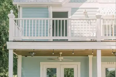 Image de Charming historic Little Blue House with a water view.
