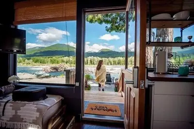 Image de a riverfront retreat nestles on the Cowlitz River