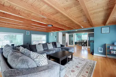 Coastal beach retreat with deck, grill, fireplace, washer/dryer, and free WiFi