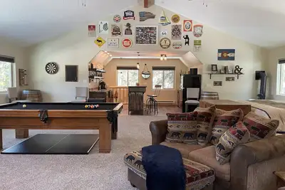 Image de Peaceful Rustic Mountain Entertainment Studio