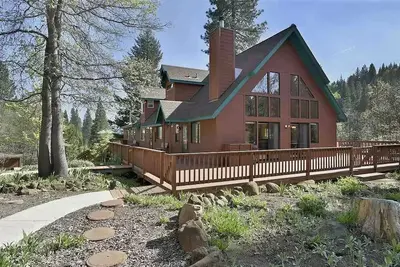 Image de Rustic lodge sits on 60 private acres in the shadow of Mt. Shasta!
