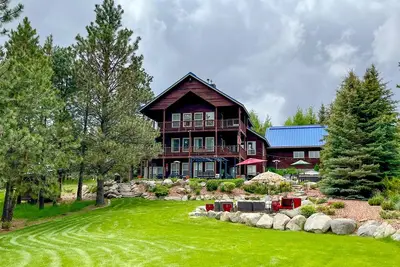 Image de Secluded home with 3 stories of patios & beautiful views, hot tub, game room