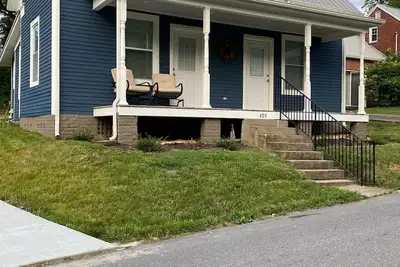 Image de Cozy Cottage walking distance to Downtown!