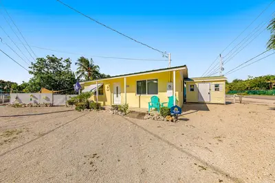 Image de Waterfront retreat near the beach with pool, two kayaks, & central Ac